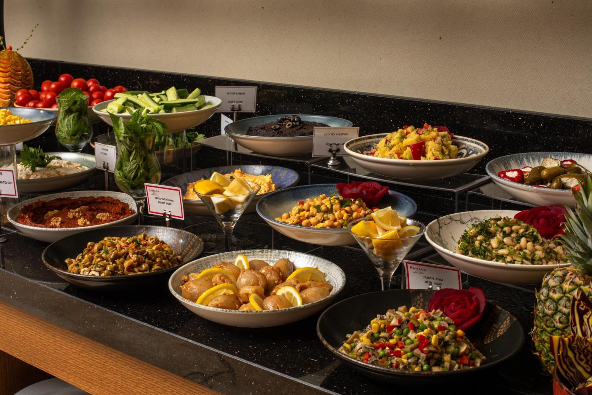 Ramada Plaza By Wyndham Istanbul Atakoy Hotel Eksteriør billede